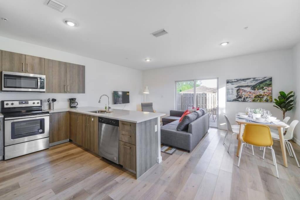 Amazing Town House 15 Min From The Beach Wfree Parking Βίλα Μαϊάμι Εξωτερικό φωτογραφία